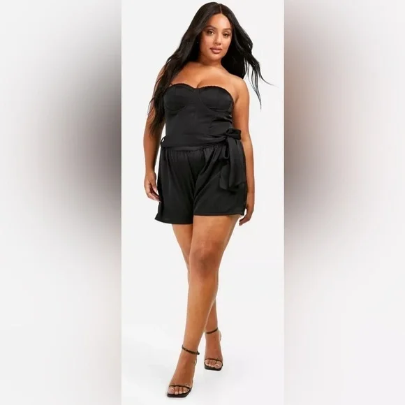 Boohoo PLUS SATIN TIE WAIST FLOATY SHORT Black - Picture 4 of 7
